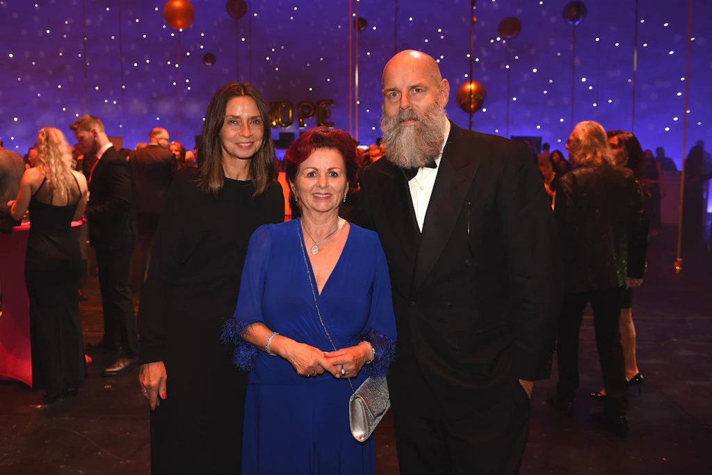 Hope-Gala-Initiatorin Viola Klein (Mitte) und Verleger Holger Friedrich kennen sich schon lange. Friedrich kam mit seiner Frau Silke zur Gala nach Dresden.