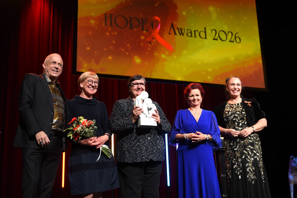 Maria Decker (Mitte) erhielt aus den Händen von Viola Klein (blaues Kleid) den diesjährigen Hope Award.