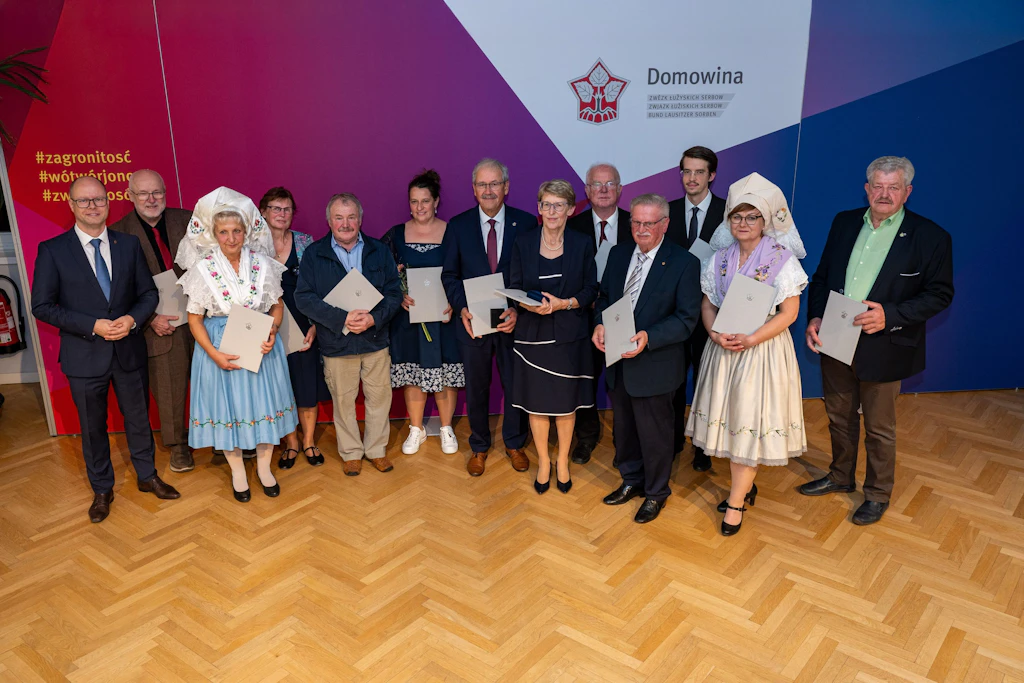 Domowina-Auszeichnungen in Bautzen: Die Preisträger und weiteren Engagierten präsentieren ihre Urkunden nach der Verleihung.
