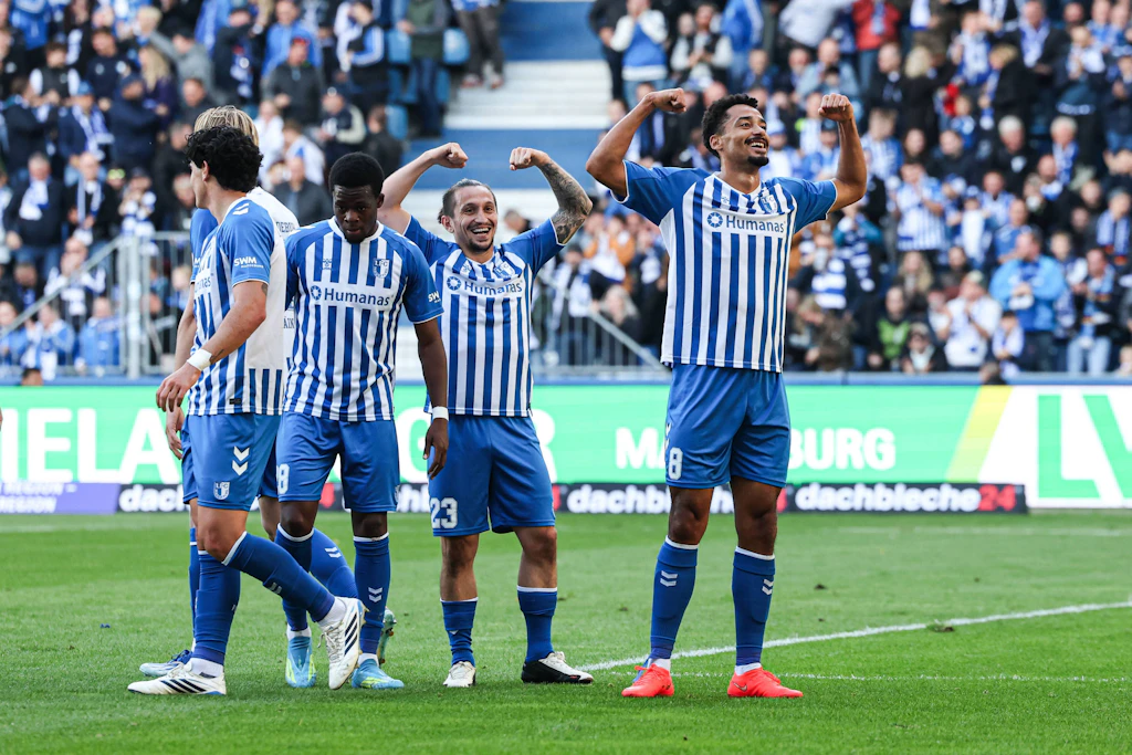 Der 1. FC Magdeburg zeigt Stärke: Torschütze Emmanuel Iyoha (r.) feiert mit seinen Teamkollegen seinen Treffer zum zwischenzeitlichen 2:0 gegen Hannover 96.