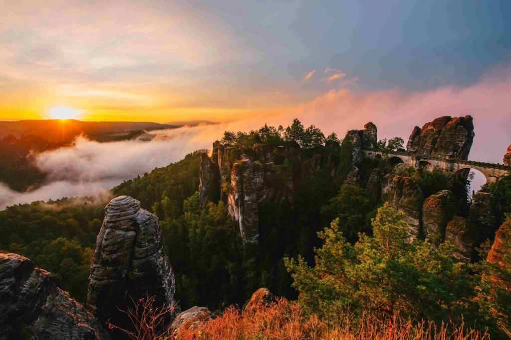 Herbststimmung an der Basteibrücke: Der Malerweg bekommt ab 20. Oktober ein überarbeitetes Handbuch mit 20 Kurztouren für den Winter.