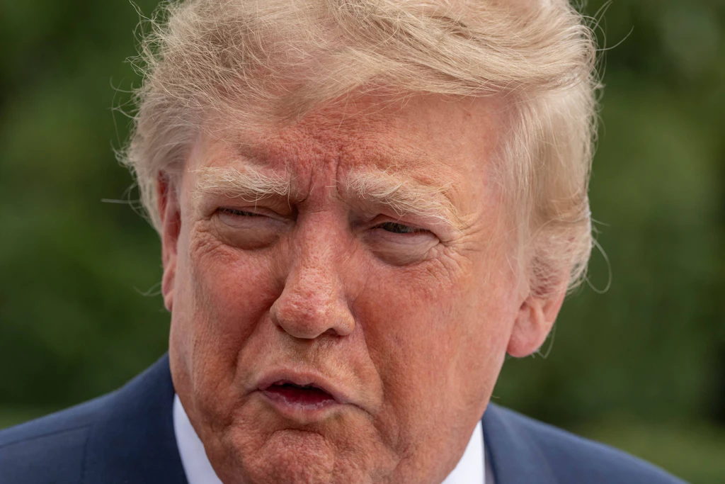 Donald Trump attackiert Wolodymyr Selenskyj und fordert ein Ende der ukrainischen Angriffe auf russische Raffinerien. (Archivbild)