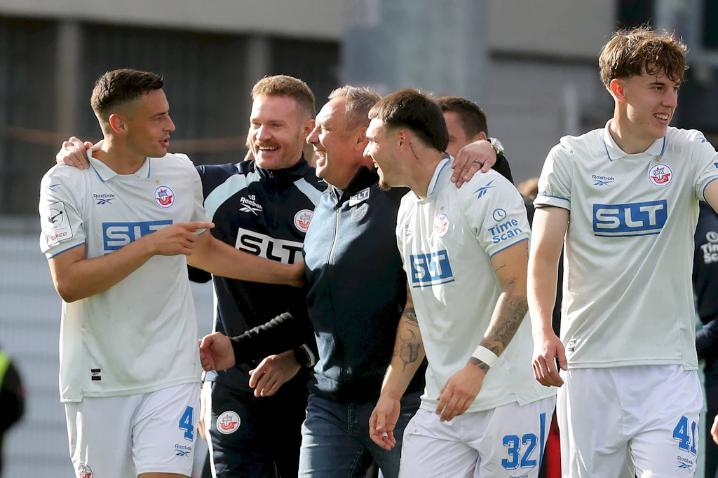 Kenan Fatkic (l.) feiert mit dem FC Hansa Rostock den Sieg in Würzburg. Mittendrin: Trainer AndrÉ Breitenreiter
