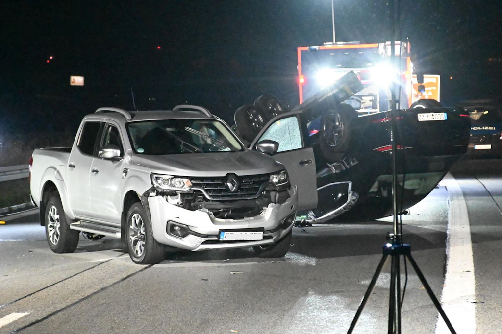 Nach dem Unfall konnte der bislang unbekannte Täter flüchten. Die Polizei ermittelt.