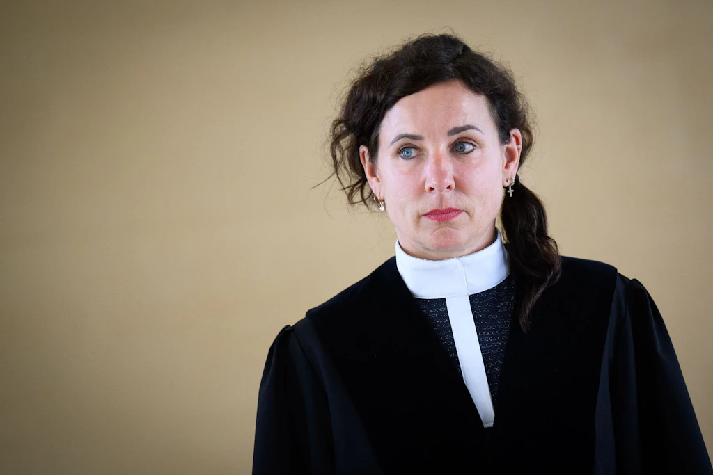 Verfassungsrichterin Julia Barbara Finck (bekannt als Schriftstellerin Juli Zeh) gibt ihr Amt als Verfassungsrichterin auf.