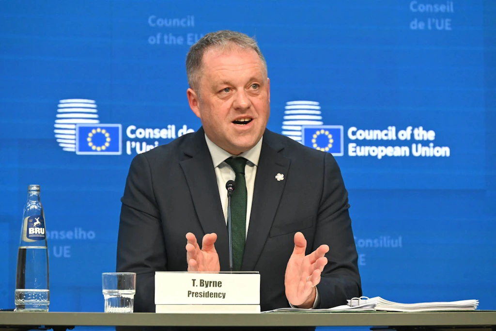 Thomas Byrne, der irische Staatsminister für Europaangelegenheiten und Verteidigung, spricht während der Vorstellung des neuen Verhandlungsvorschlags zum künftigen langfristigen EU-Haushaltsplan.