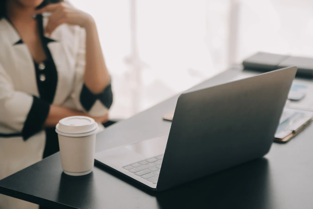 Eine junge Frau arbeitet am Laptop. China will Beschäftigte mit einer neuen Initiative auf den Wandel der Arbeitswelt durch künstliche Intelligenz vorbereiten.