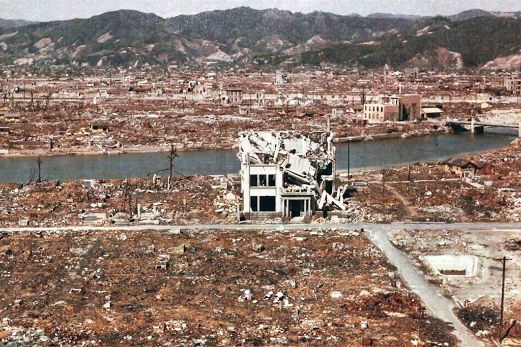 Hiroshima wurde am 6. August 1945 durch eine Atombombe zerstört. 70.000 bis 80.000 Menschen waren sofort tot. An den Folgen der radioaktiven Strahlung starben noch einmal so viele.