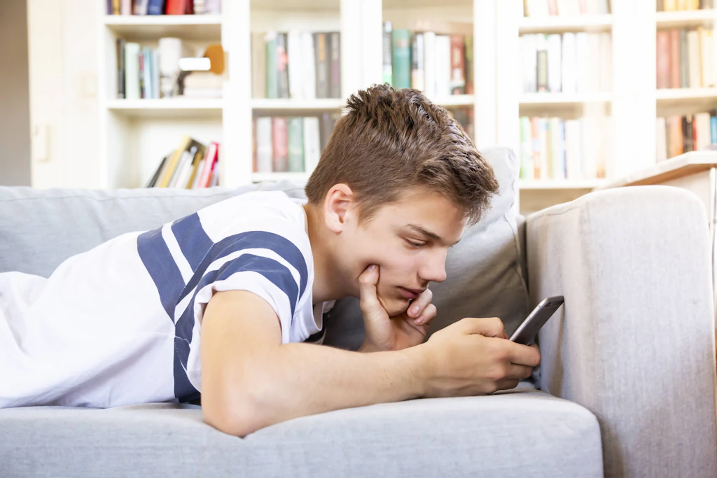 Ein Jugendlicher nutzt sein Smartphone. „Ragebait“, absichtlich provozierender Online-Inhalt, ist das Jugendwort des Jahres 2026.