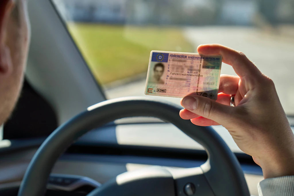 Kartenführerscheine, die zwischen 2002 und 2004 ausgestellt wurden, müssen bis zum 19. Januar 2027 umgetauscht werden. Das Datum steht in Feld 4a. (Symbolbild)