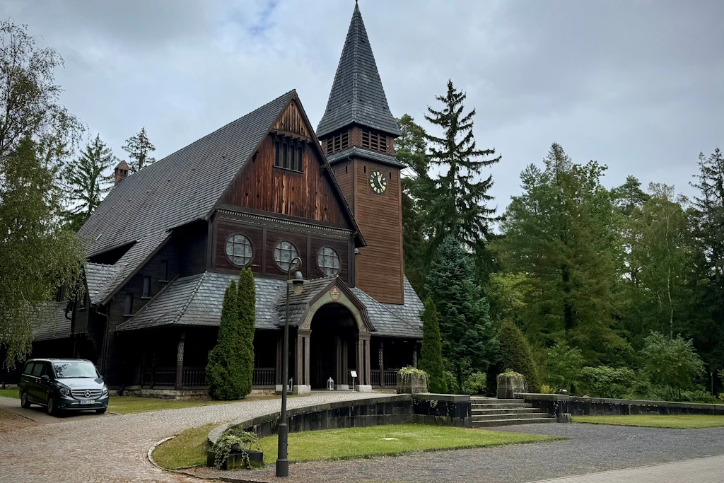 Legendär: An der Norwegischen Kirche wurde auch die Netflix-Serie „Dark“ gedreht – viele internationale Besucher kommen deswegen nach Stahnsdorf.