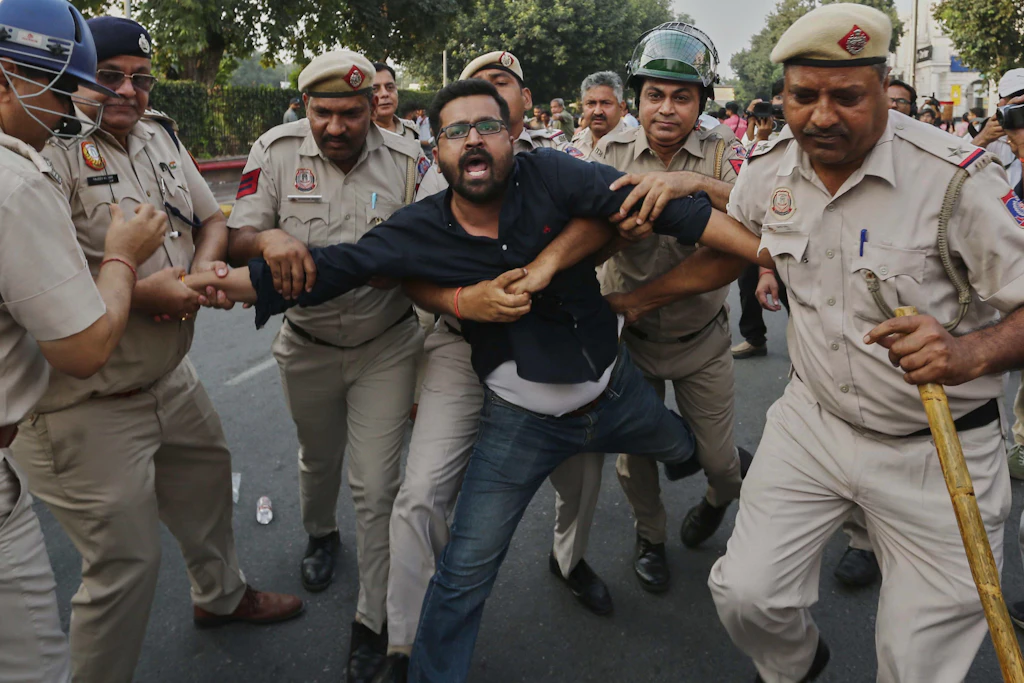 Indien, Neu-Delhi: Die Polizei nimmt am Samstag einen Demonstranten während einer Kundgebung der „Cockroach Janta Party“&nbsp;fest.