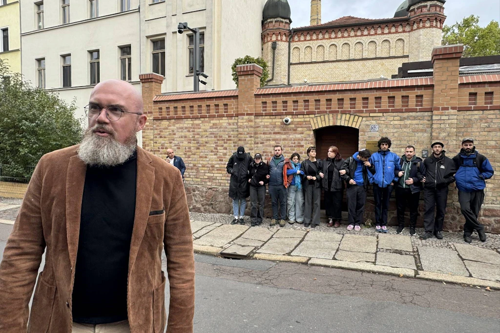 Jüdische Studenten versperren Landtagsvizepräsident Hans-Thomas Tillschneider (AfD) den Zugang zur Synagoge in Halle.