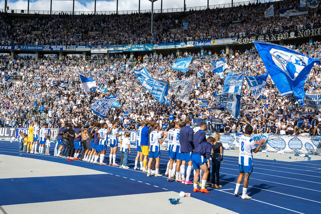 So wollen die Profis von Hertha BSC Sonntag nach dem Heimspiel gegen Greuther Fürth wieder mit den Fans in der Ostkurve jubeln.