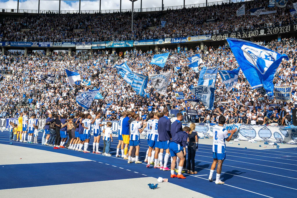 So wollen die Profis von Hertha BSC Sonntag nach dem Heimspiel gegen Greuther Fürth wieder mit den Fans in der Ostkurve jubeln.