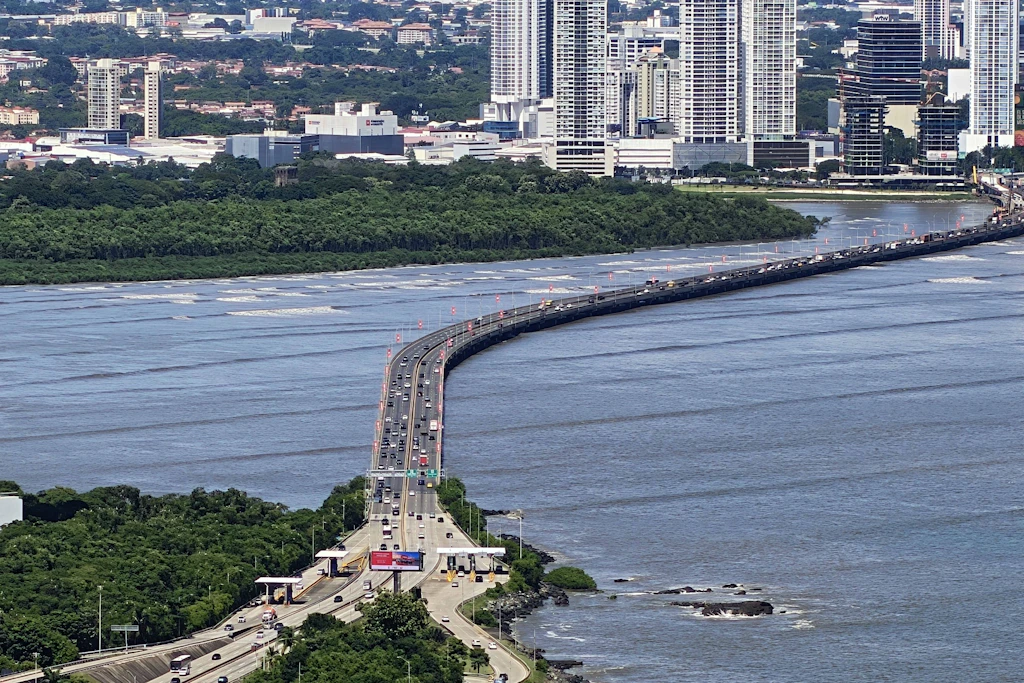 Verkehr auf einer Küstenschnellstraße in Panama-Stadt nach dem schweren Erdbeben am Freitag.
