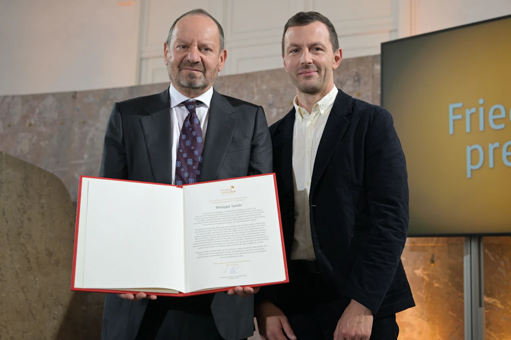 Philippe Sands (l.), französisch-britischer Jurist und Schriftsteller, und Sebastian Guggolz, Vorsteher des Börsenvereins des Deutschen Buchhandels, bei der Übergabe des Friedenspreises des Deutschen Buchhandels.