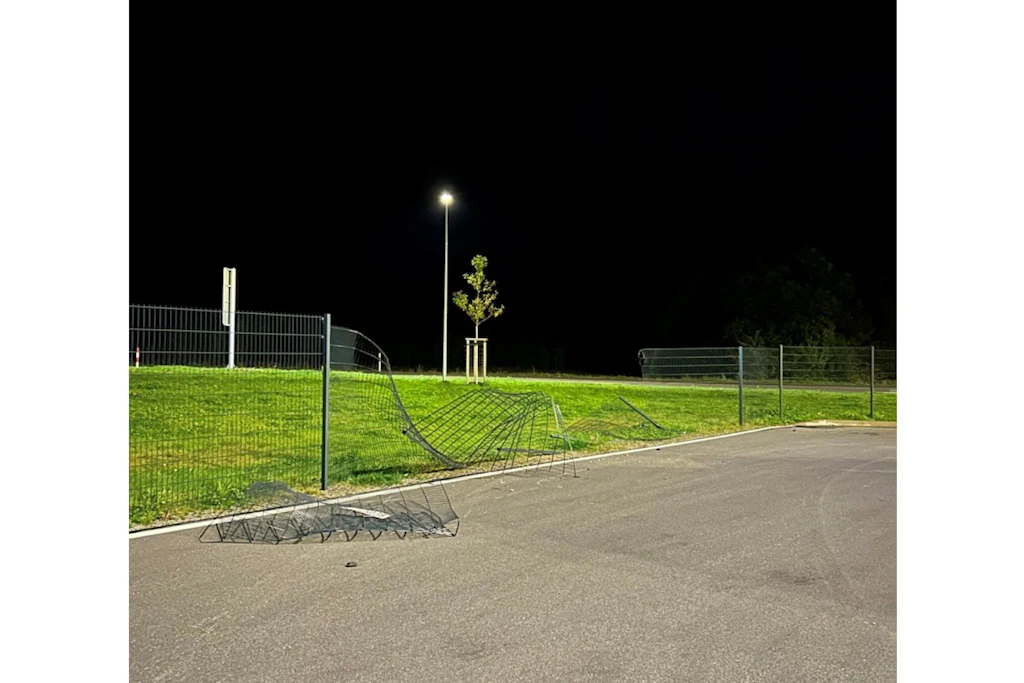 Auch der Zaun des Parkplatzes wurde beschädigt.