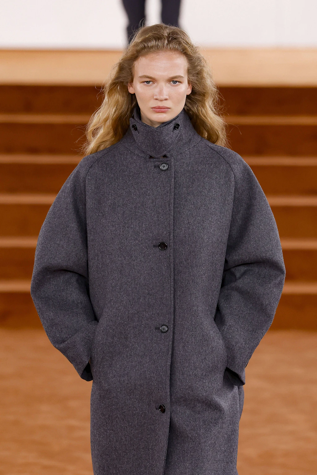 Jil Sander setzt für Herbst/Winter 2026/2027 auf hohe Stehkrägen.