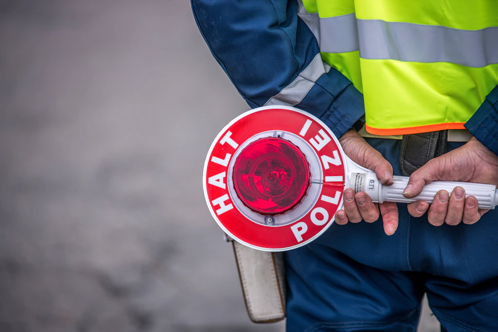Verkehrskontrolle: Die Polizei überprüft die Fahrtüchtigkeit von Verkehrsteilnehmern im Straßenverkehr (Symbolbild).