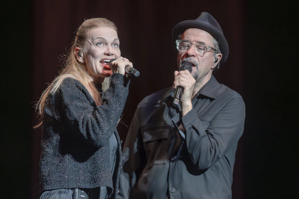 Anna Loos und Jan Josef Liefers sangen in Dresden unter anderem „Sturmpiloten“.