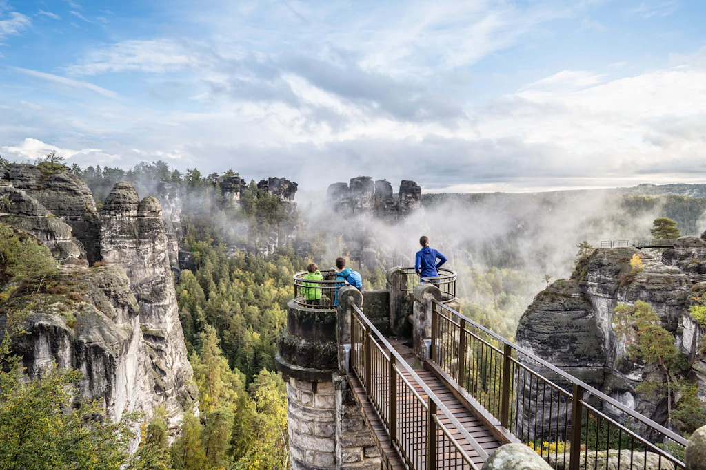 Dieser Blick bietet sich von der Bastei auf den Rathener Felsenkessel