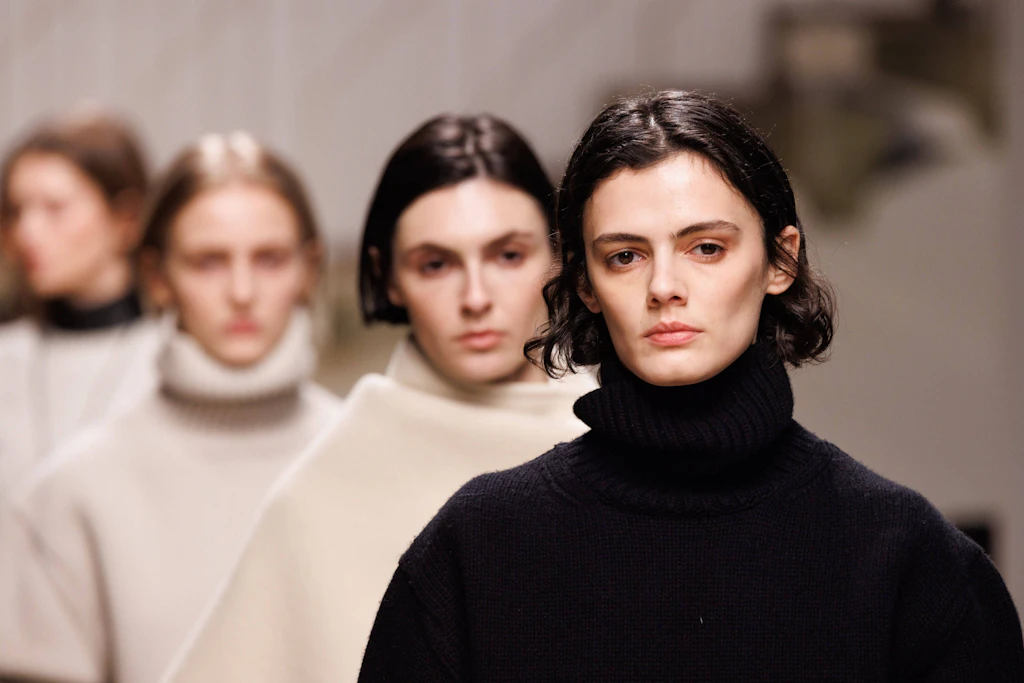 Models bei der Tod's H/W26 Modenschau: Steh- und Rollkragen ersetzen den Schal