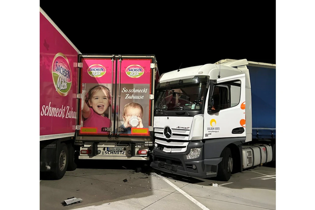 Der Lkw rammte fünf Sattelauflieger und verursachte einen hohen Schaden.