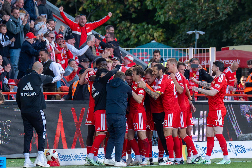 Moment der Erlösung: Die Spieler des 1. FC Union Berlin bejubeln den Siegtreffer im Heimspiel gegen Elversberg.