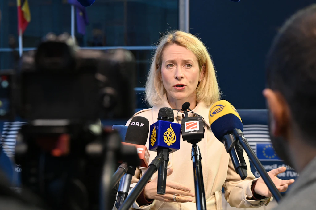 Die EU-Außenbeauftragte Kaja Kallas spricht bei einem EU-Außenministertreffen vor Journalisten.