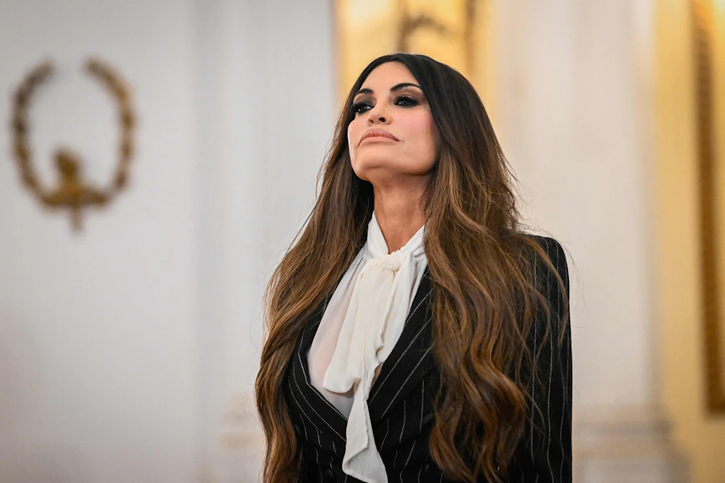 US-Botschafterin Kimberly Guilfoyle im November 2025 in Athen. Präsident Donald Trump erwägt nach Berichten über mögliches Fehlverhalten ihre Entlassung.
