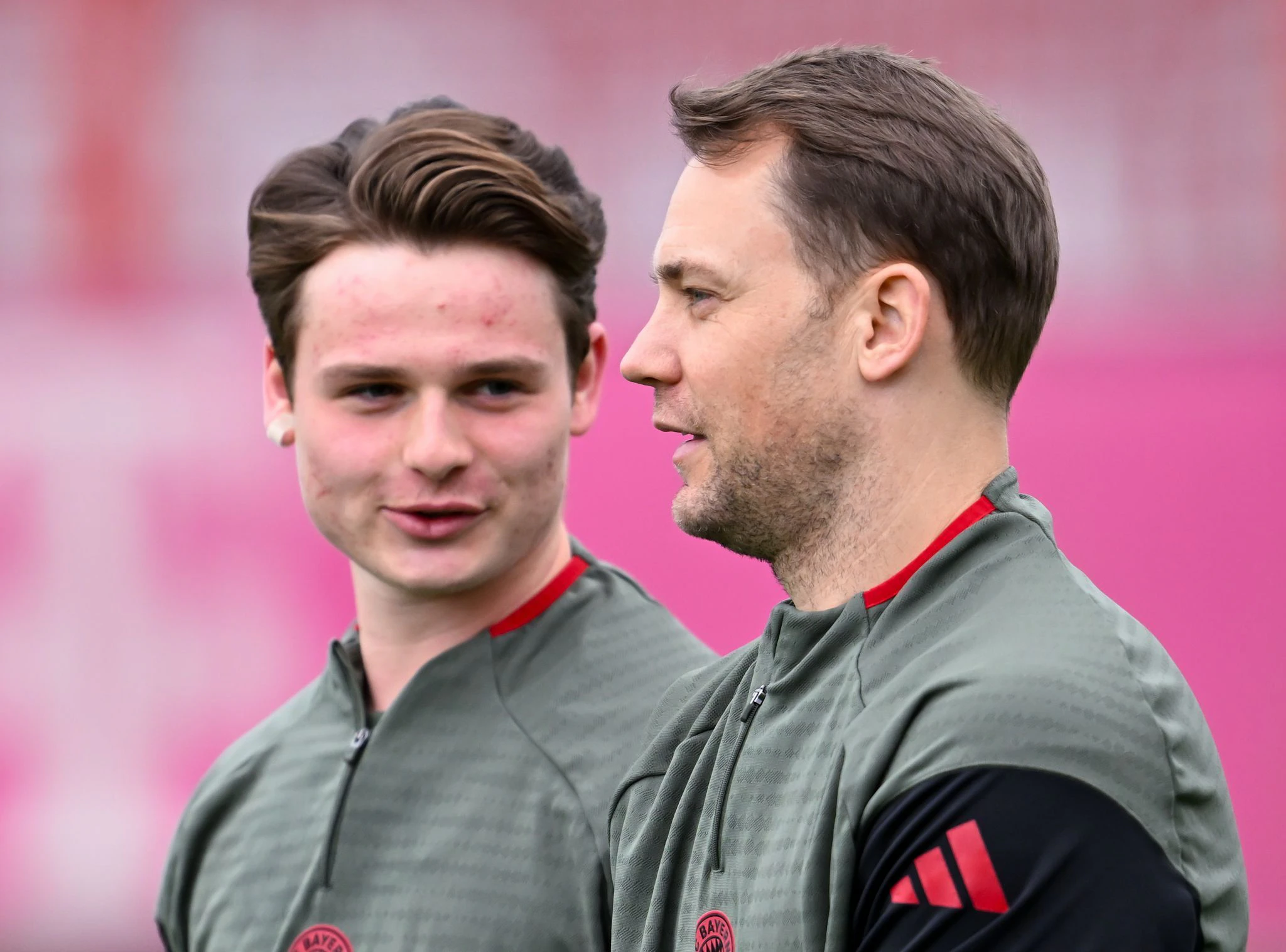 Manuel Neuer patzt, kassiert 20 Millionen Euro und steht Jonas Urbig im Weg