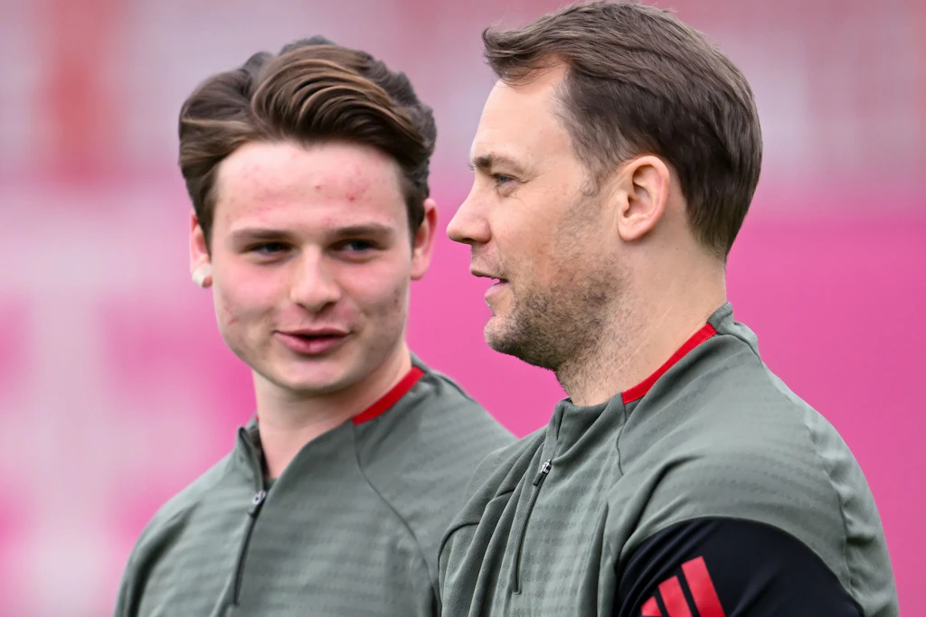 Torwart Jonas Urbig (l.) muss sich weiter gedulden, solange Manuel Neuer weitermacht.