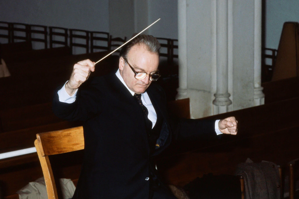 Karl Richter, deutscher Dirigent, Organist, Chorleiter und Cembalist.