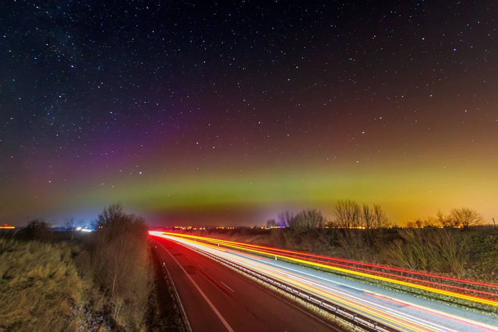 Polarlichter in den Ueckerwiesen bei Pasewalk an der Autobahn A20.