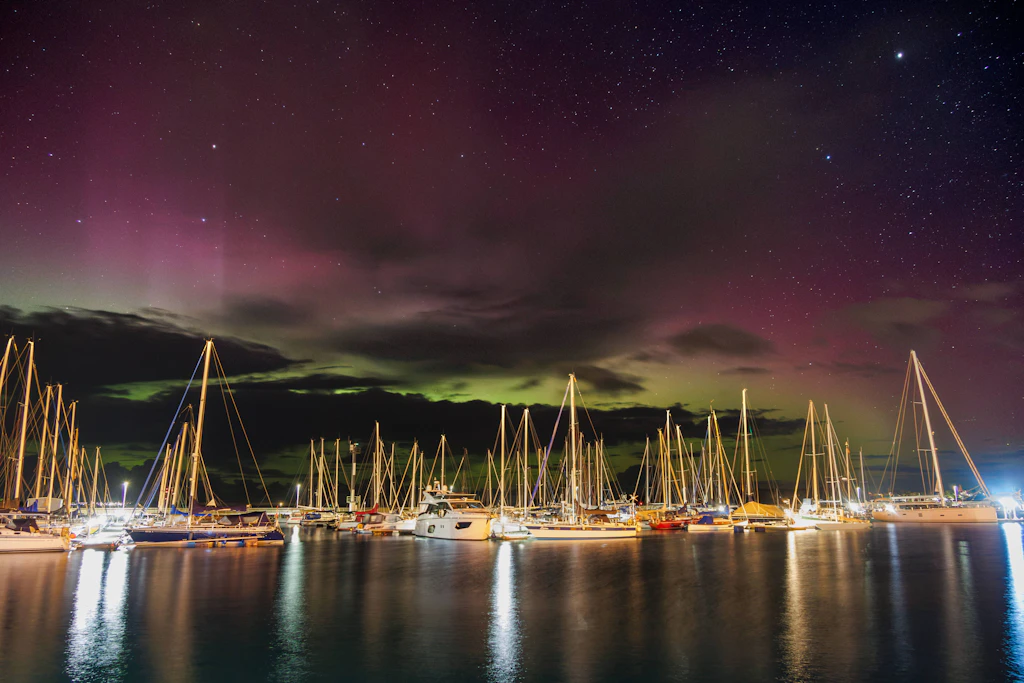 Vom Abend bis tief in die Nacht hinein waren Polarlichter teilweise optisch und auf jeden Fall fotografisch vom Hafen aus in Stralsund zu beobachten.