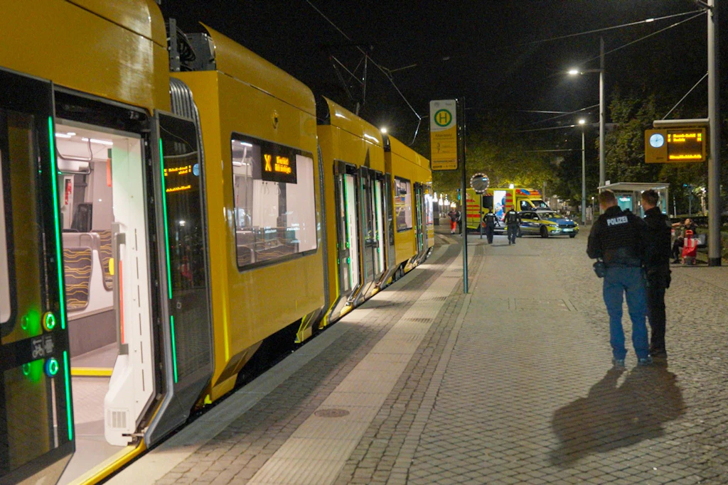Blutige Attacke in Dresdner Straßenbahn: Zwei Männer nach Raub mit „spitzem Gegenstand“ verletzt
