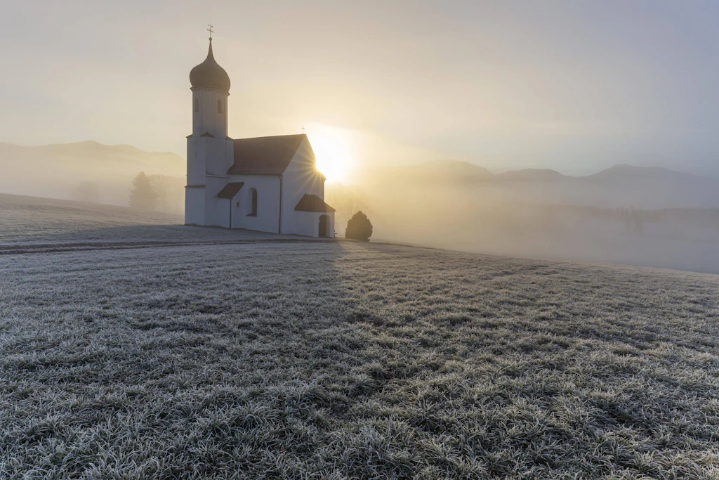Raureif und Nebel im Morgenlicht: In der Nacht zum Dienstag sinken die Temperaturen im Osten, in der Mitte und im Süden Deutschlands auf bis zu minus 3 Grad (Symbolbild).