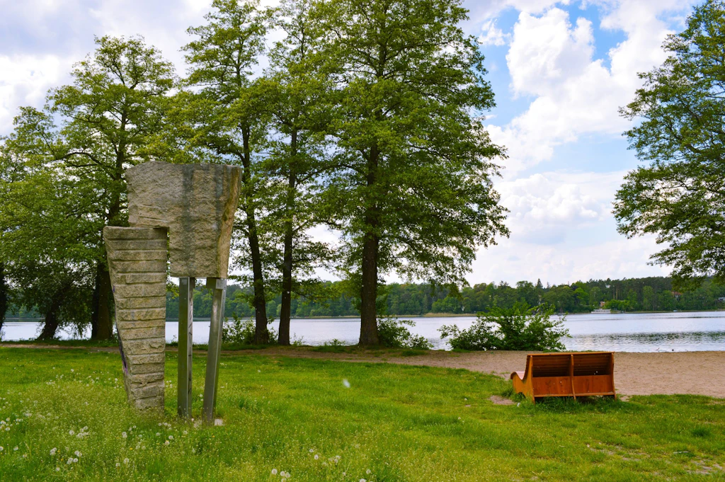 Strausberger Kulturpark: Das Denkmal „Tor 1994“ steht am Ufer des Sees zwischen Bäumen und wurde nun eingelagert.