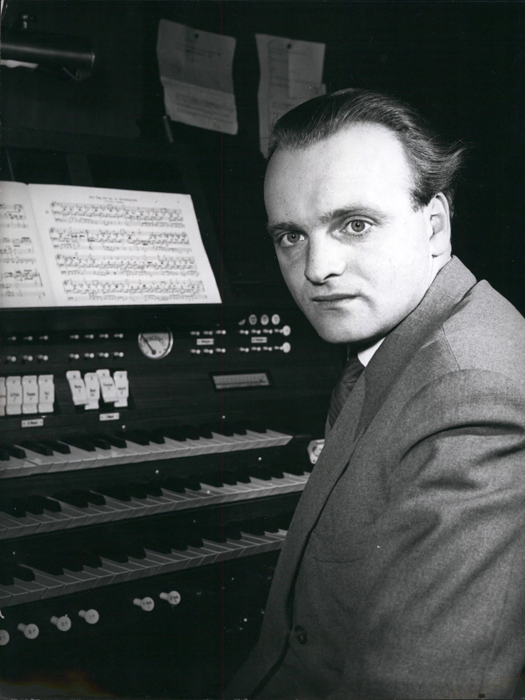 Bands / Komponisten / Instrumente / Musiker / Oper / Orchester / Schallplatten / Sänger / Songwriter / Symphonien 4. April 1956 - Prof. Karl Richter... wird gebeten, Gunther Ramin Gunther Ramin als leitender Dirigent des Thomaner Chors in Leipzig zu folgen. Foto zeigt: Karl Richter Karl Richter, der um Bedenkzeit bis Mai bat. *** Bands Composers Instruments musicians Opera Orchestra Records Singers Songwriter Symphonies 4 April 1956 Prof Karl Judges will requested, Gunther Ramin Gunther Ramin as Manager Conductor of Thomaner Choirs in Leipzig to Consequences Photo shows Karl Judges Karl Judges , the at Cooling-off period to May Bat PUBLICATIONxINxGERxAUTxSUIxLIExLUXxONLY Copyright: xUnitedxArchivesx/xkpaxKeystonex 19560404_baf_k09_120