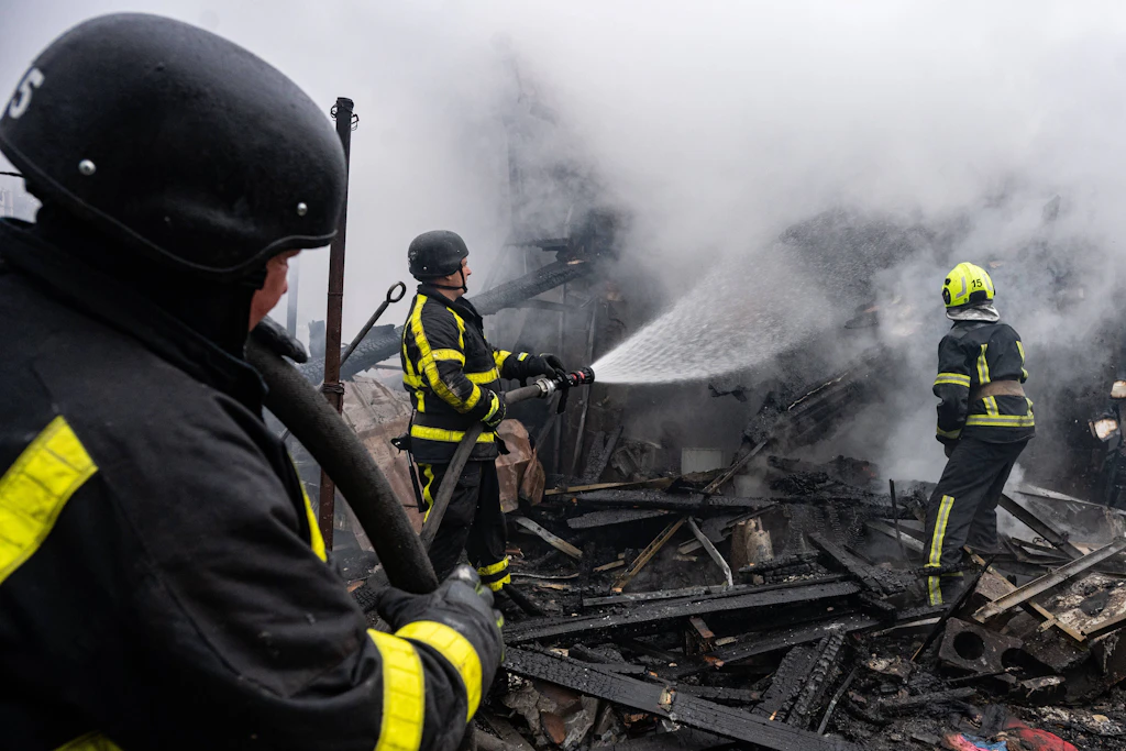 Feuerwehrleute löschen am Montag die Trümmer eines russischen Drohnenangriffs im Kiewer Stadtteil Darnyzja.