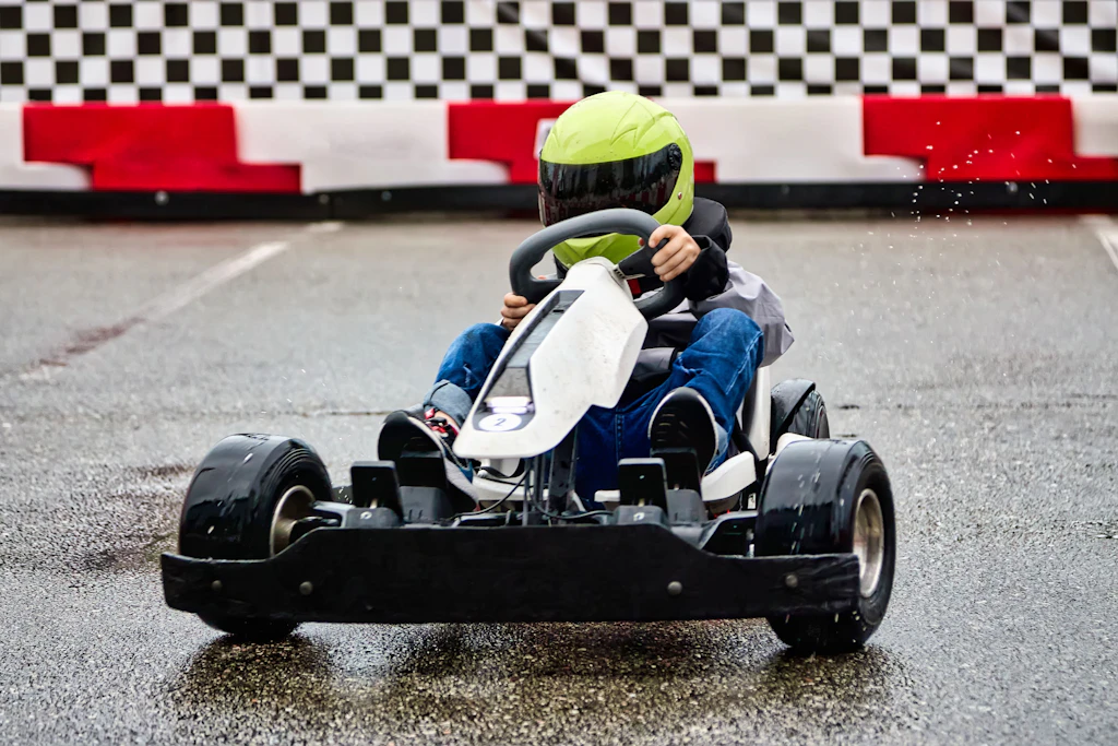 Ein Kind im Kart vor der Zielflagge (Symbolbild). Die fünfjährige Emily aus der Schweiz darf bis Ende 2027 an keinem Rennen mehr teilnehmen.