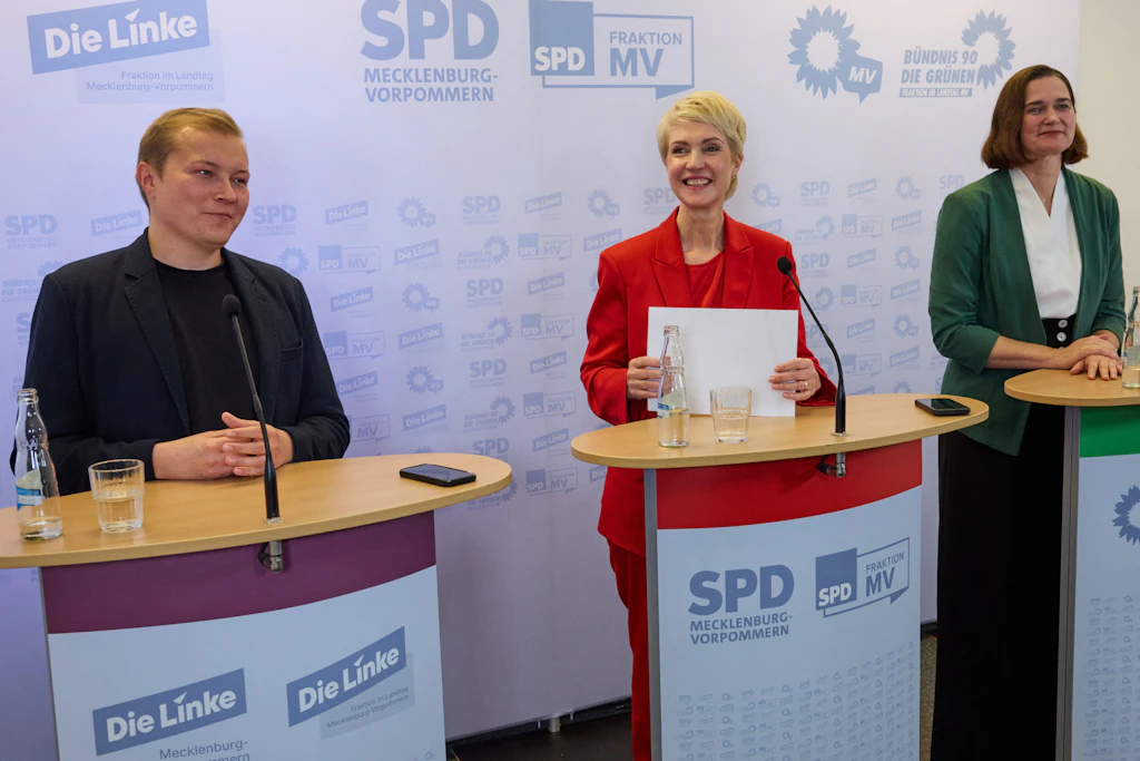 Rund drei Wochen nach der Landtagswahl in Mecklenburg-Vorpommern beginnen SPD, Linke und Grüne die Verhandlungen über die Bildung einer rot-rot-grünen Koalition.