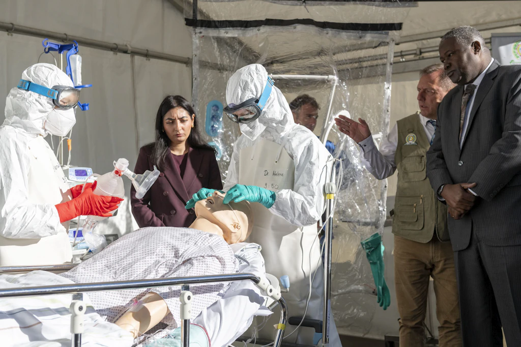 Alabali Radovan (2.v.l.), Ministerin für wirtschaftliche Zusammenarbeit, beobachtet ein Charité-Team bei einer Ebola-Übung.