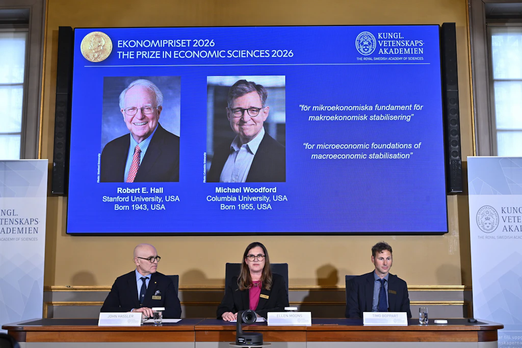 Die Porträts der beiden Ökonomen Robert E. Hall und Michael Woodford bei der Bekanntgabe des Wirtschaftsnobelpreises in Stockholm