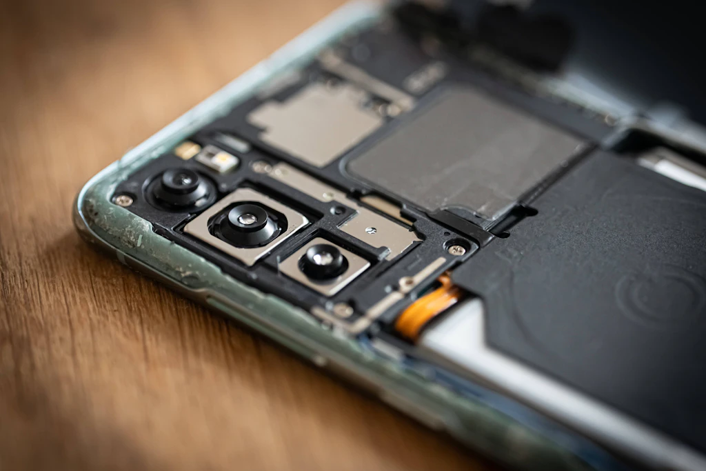 Geöffnetes Smartphone mit Kleberesten am Rahmen: So fest verbauen viele Hersteller den Akku bisher. Ab Februar 2027 soll sich das ändern. (Symbolbild)
