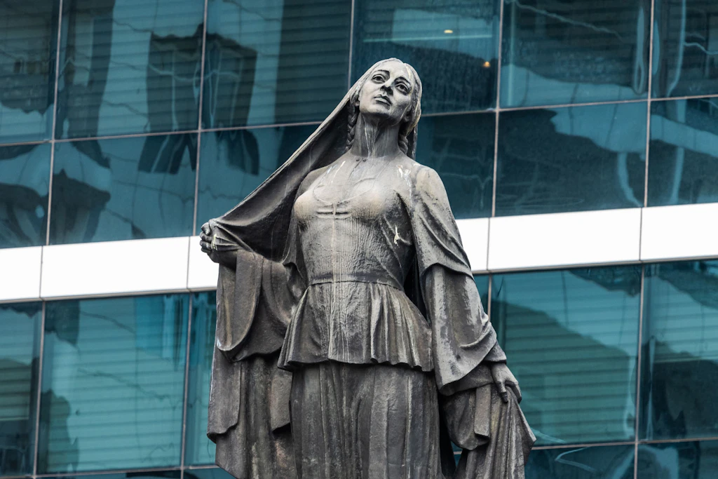In Baku steht ein Denkmal für die Frau, die den Schleier ablegte