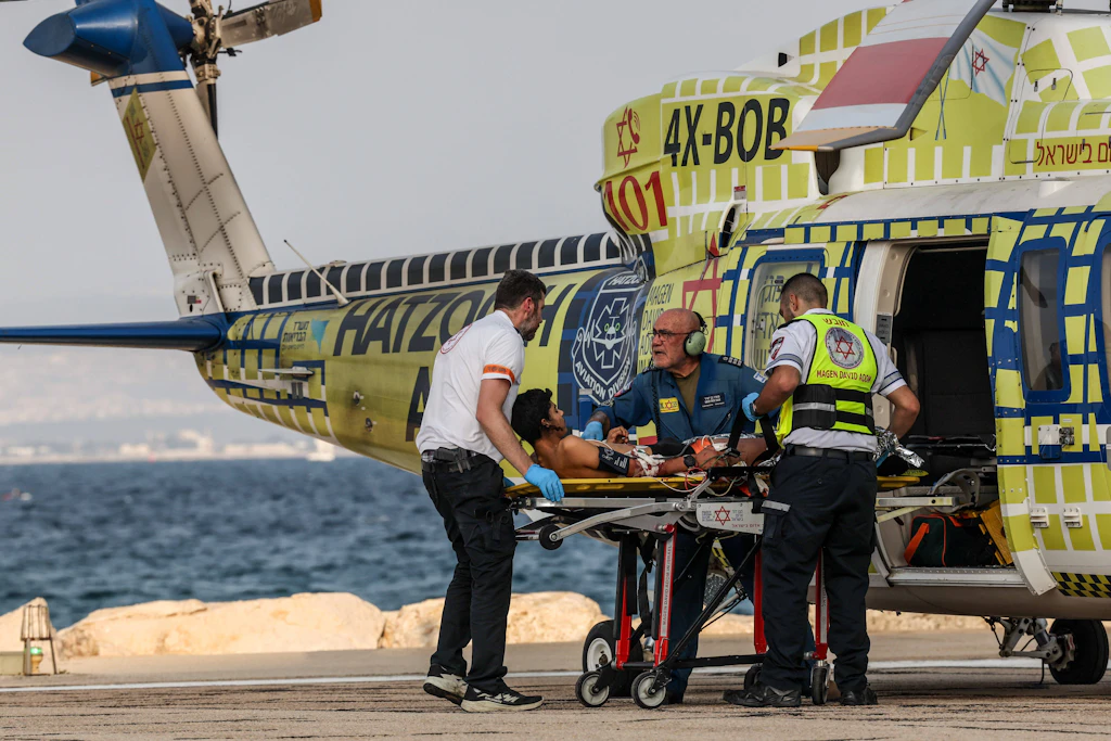 Eine verletzte Person wird nach der Explosion in das Rambam-Krankenhaus in Haifa (Nordisrael) gebracht.