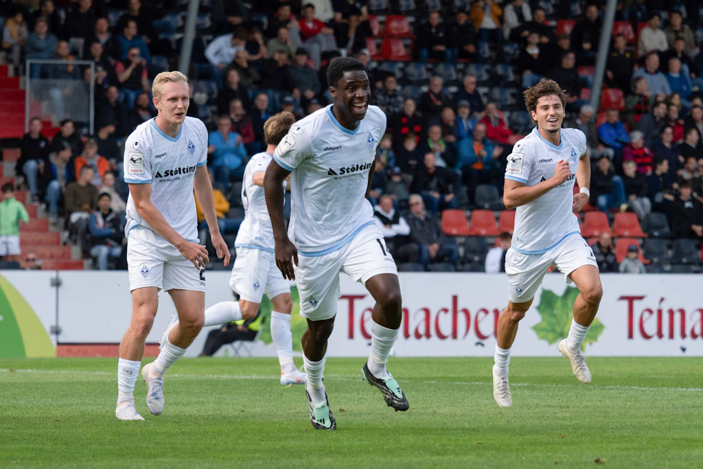 Ein Moment, der bleibt: Oluwaseun Ogbemudia (M.) hat sein erstes Tor als Fußballprofi erzielt.