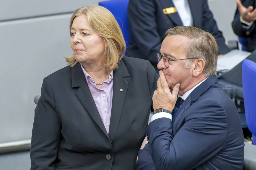 Bärbel Bas und Boris Pistorius im Bundestag. Nach dem Rücktritt der SPD-Chefin richten sich viele Blicke in der Partei auf den Verteidigungsminister.